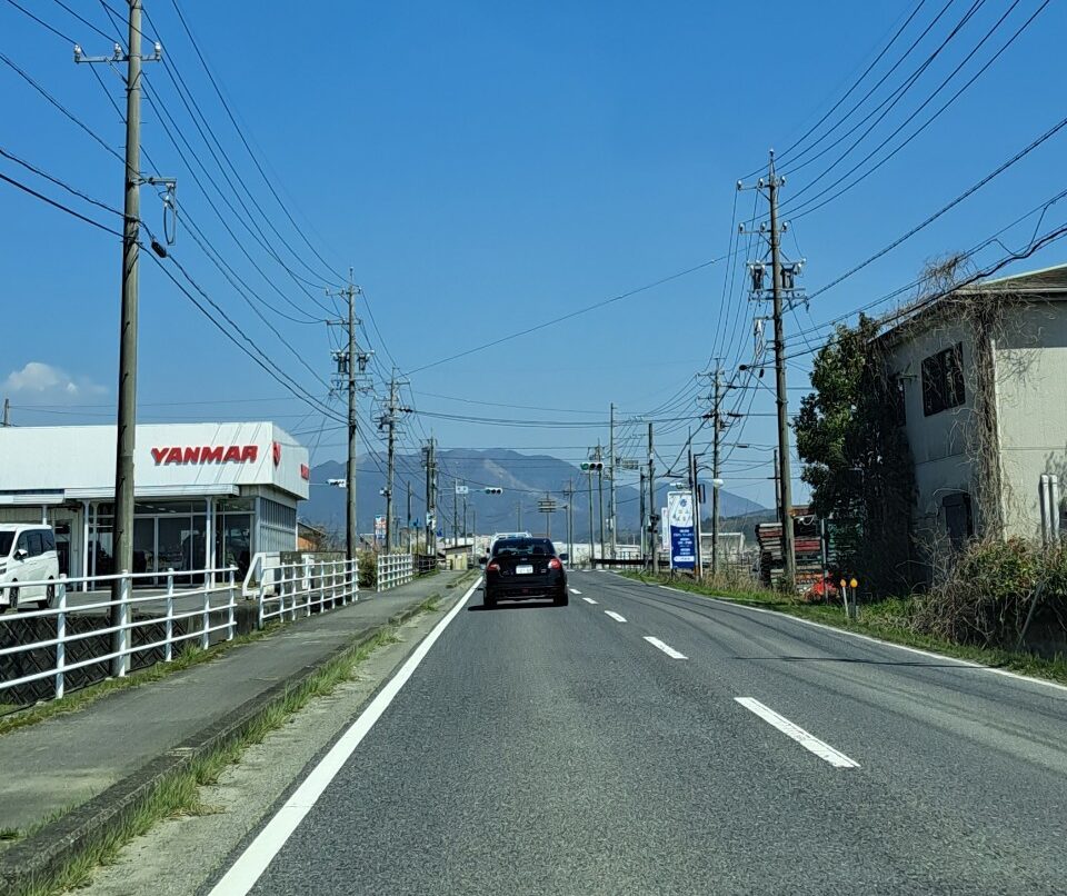 直進を続けるとヤンマーアグリジャパン株式会社 伊賀支店さんが左手にあり、その向かいに当院の入り口がございます